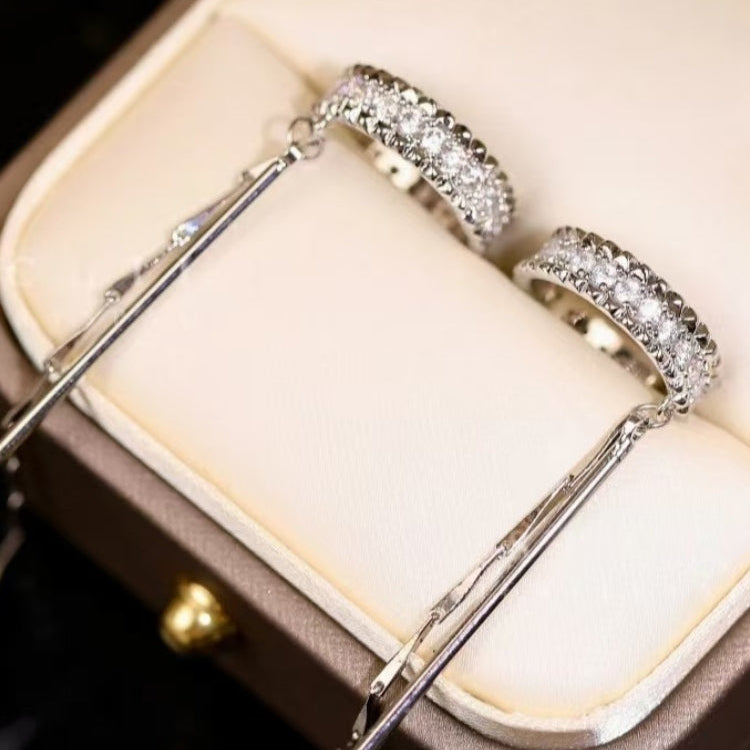 Elegant Light and Luxurious Tassel Earrings – Fashionable Statement Jewelry for Special Occasions and Everyday Glam